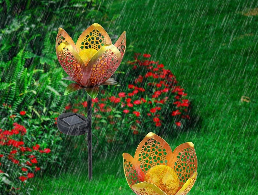Solar-Wegleuchte mit ausgestanztem Blumen-Design