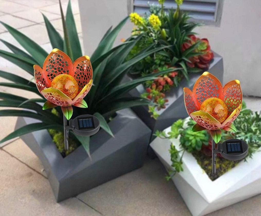 Solar-Wegleuchte mit ausgestanztem Blumen-Design