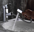 Eckiger Wasserhahn mit ausziehbarem Schlauch
